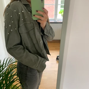 Grön jacka - Jättefin grön jacka, perfekt nu till hösten!🥰 En pärla har tyvärr trillat av men detta syns knappt. Storlek S