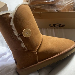 Uggs  - Helt oanvända uggs i stl 38, haft de nedpackade i kartongen länge så kan därav inte returnera de, kom med bud vid intresse, vill bli av med så fort som möjligt pga flytt så buda vad som helst! 🤗 nypris 2450kr ❌bud: 570kr❌ 