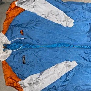 Jacka ifrån Ellesse strl 40 - Använd 1-2 ggr, ser helt ny ut. Jag är strl 38, denna är lite oversized på mig 
