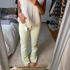 Långa jeans - Jag är 176 cm!!! Slits, mintgröna ish❤️ Aldrig använda, prislapp kvar! Frakt 66kr