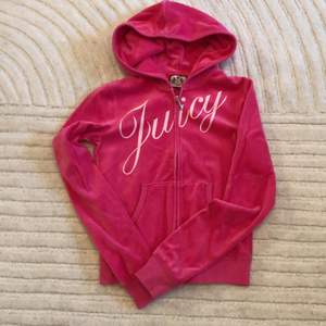 Superfin rosa hoodie från Juicy Couture köpt i LA. Knappt använd då jag gått upp i vikt o ej kan ha small längre😌 säljer den nu till ny ägare så den kommer till användning! 