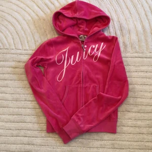 Juicy Couture Hoodie  - Superfin rosa hoodie från Juicy Couture köpt i LA. Knappt använd då jag gått upp i vikt o ej kan ha small längre😌 säljer den nu till ny ägare så den kommer till användning! 