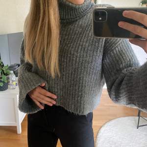 säljer min mysiga stickade tröja från Gina tricot i storlek xs. Den är använd ett fåtal gånger så är i fint skick!💕 säljer då den inte längre kommit till användning tyvärr. Den är en fin tröja med polo och stora armar. 