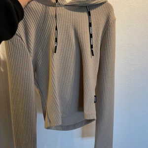 Stronger cush croppad Hoodie beige  - Helt ny aldrig använt, är i storlek s. Så helt nytt skick