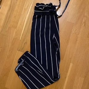 Byxor - Snygga byxor med ränder. Aldrig använda🥰🥰