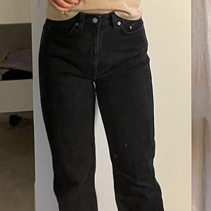 Jättefina svarta jeans ifårn weekday, modellen ”rowe” stl 28/30, (passar en 26, 27 oxå) jag är 160 cm och använda fåtal gånger. Skriv om du har fler frågor!!💕 Köparen står för frakten 