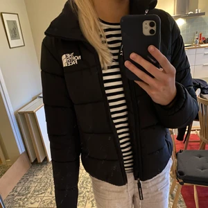 The North face jacka - Superfin vinterjacka från The North Face🤍 Jackan är i Storlek M men passar även mig som är S. Tyvärr finns det ett litet hål på jackans framsida men det är inget som syns och det går självklart att laga👍🏼👍🏼 (det är spegeln som är smutsig och inte jackan ) 