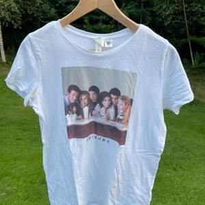 Säljer en vit f•r•i•e•n•d•s t-shirt från H&M i storlek M. Det är inte official merchandise. T-shirten har ett tryck på bröstet på de sex vännerna från serien. Utgångspris 70kr, frakt ingår ej.