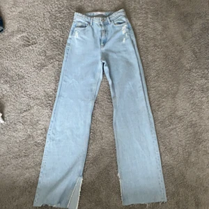 Jeans - Jeans från Zara, långa i modellen ALDRIG använda💕  Väldigt fina med slits där nere ooch nåra detaljer vid midijan