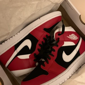 Nike Jordan 1 Mid  - Säljer nu mina WMNS Jordan Air 1 Mid pga av att jag inte använder dom, kanske använt dom 4 gånger totalt och har sko lådan kvar & jag skulle också säga att dom verkligen är i bra skick! Skicka ett meddelande om du vill ha fler bilder. Köpte dom för 1800kr. Mitt pris KÖP DIREKT - 1300 ink frakt ⭐️