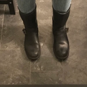 Svarta boots från Primeboots med dragkedja - Svarta boots med spänne och dragkedja baktill från märket Primeboots i storlek 38  Märke: Primeboots Storlek: 38 Färg: Svarta.    Nypris: 3499 kr