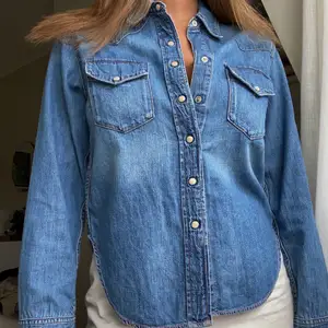 Cool jeansskjorta från Acne Studios, Blå Konst! I väldigt fint skick, endast använd ett få tal gånger. Storlek 36. Inköpt för cirka 2000kr, säljer nu för 1000kr! Köparen står för frakten på 66kr!💙💙💗