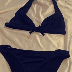 Svart bikink - Svart bikini med snygga detaljer vid höfter. Använd Max 3 gånger och är självklart nytvättade 🤗 hör av dig vid frågor eller om du vill ha fler bilder 🥰