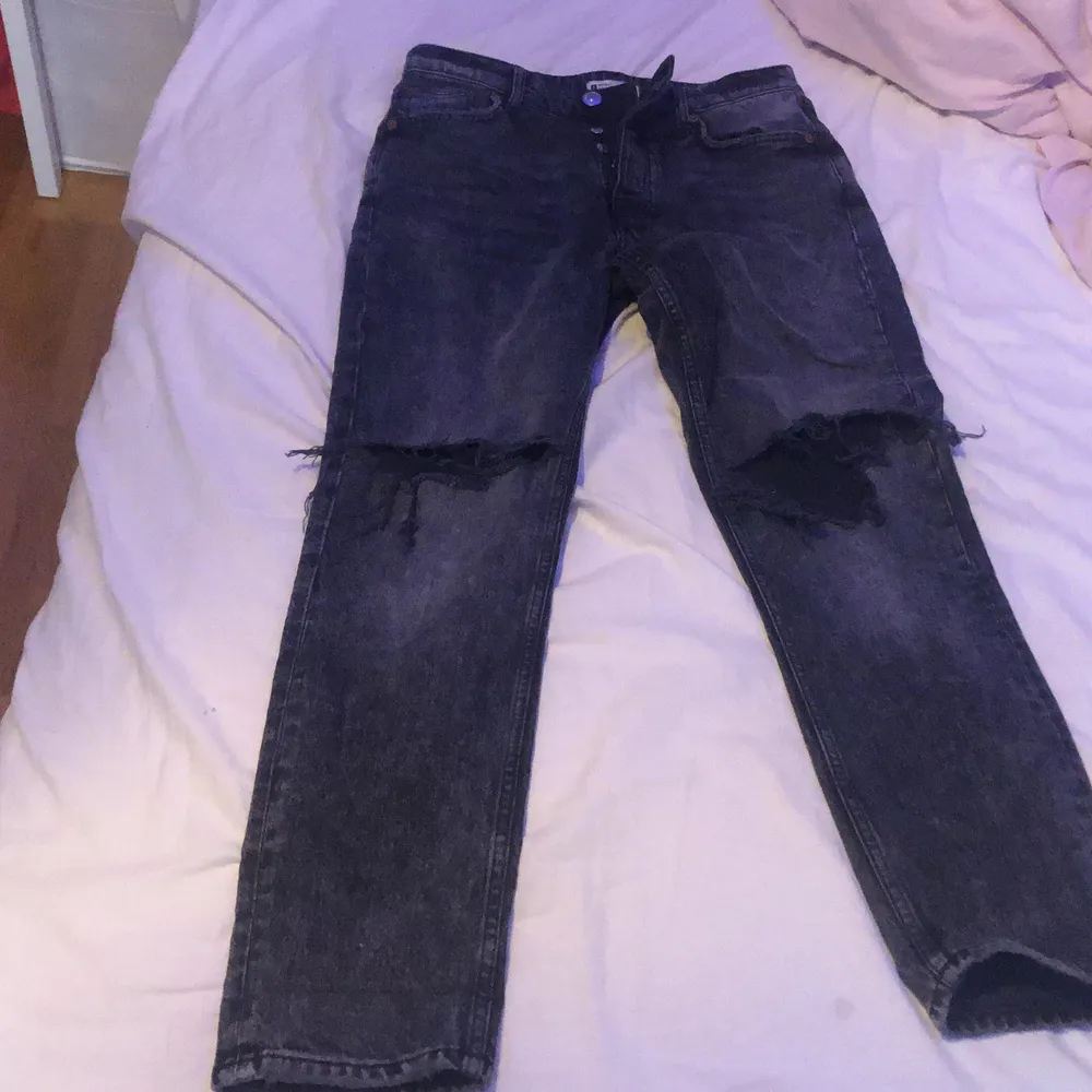 Svart jeans med hål från gina tricot. Väldigt fina och i bra skick⚡️andvänd fåtals gånger.. Jeans & Byxor.