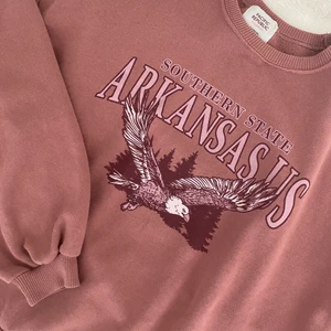 Trendig oversized sweatshirt med tryck - En superfin sweatshirt köpt på ASOS men från pull&bear. Slutsåld. Storlek XS men oversize/stor i storleken. 100kr + frakt