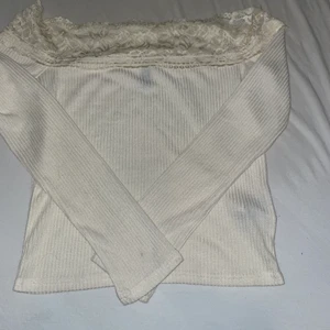 Topp - Off shoulder tröjan. 