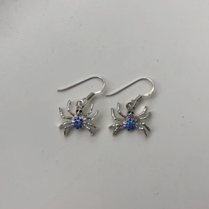 Nytillverkade örhängen - Nytillverkade örhängen som är handgjorda. Haken är i äkta silver. Finns 2 par på lager. 99kr paret. 