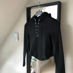 Stronger träningströja - Svart stronger träningströja med huva. Kort i modellen. Använd fåtal gånger. 