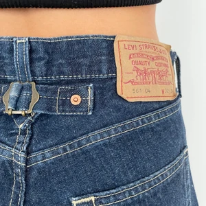 Levis jeans - Så coola och unika vintage Levis jeans!!😍Är en vintage storlek 32x34 så skulle uppskatta att dem passar 28x34. Modellen är 165cm lång. Bara att skriva vid frågor:)