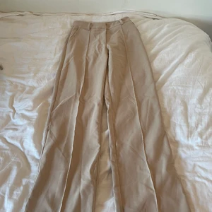 Kostymbyxor - Säljer dessa populära kostymbyxor från Vendersby, använda 1 gång💓superbra skick. är i strl xxs men passar mig som är S