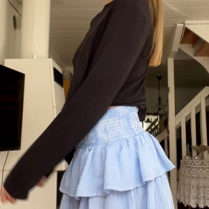 SVART BASIC TRÖJA👍👍 - En basic skön svart tröja ifrån hm. Jätte skönt material och går att matcha med allt. Köparen står för frakten👍 Betalning sker via Swish😃💕💖