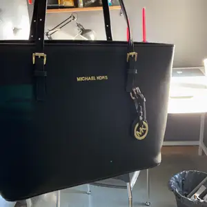 Säljer en FAKE michael kors väska. Bra skick och matrial. Kan mötas upp i göteborg annars står köparen för frakten.