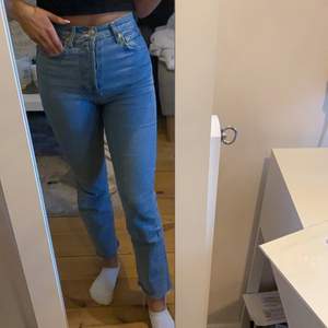 Jättefina zara jeans som sitter perfekt men har tyvärr blivit försmå för mig. Köparen står för frakt!!💕