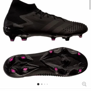 Adidas predator fotbollsskor  - Säljer mina fotbollsskor då dom inte kommer till användning, jag har endast använt dom på två träningar så dom är i princip i nyskick! Skriv om ni vill ha fler bilder eller har frågor 🥰 (inte mina bilder) nypris: 1529kr 