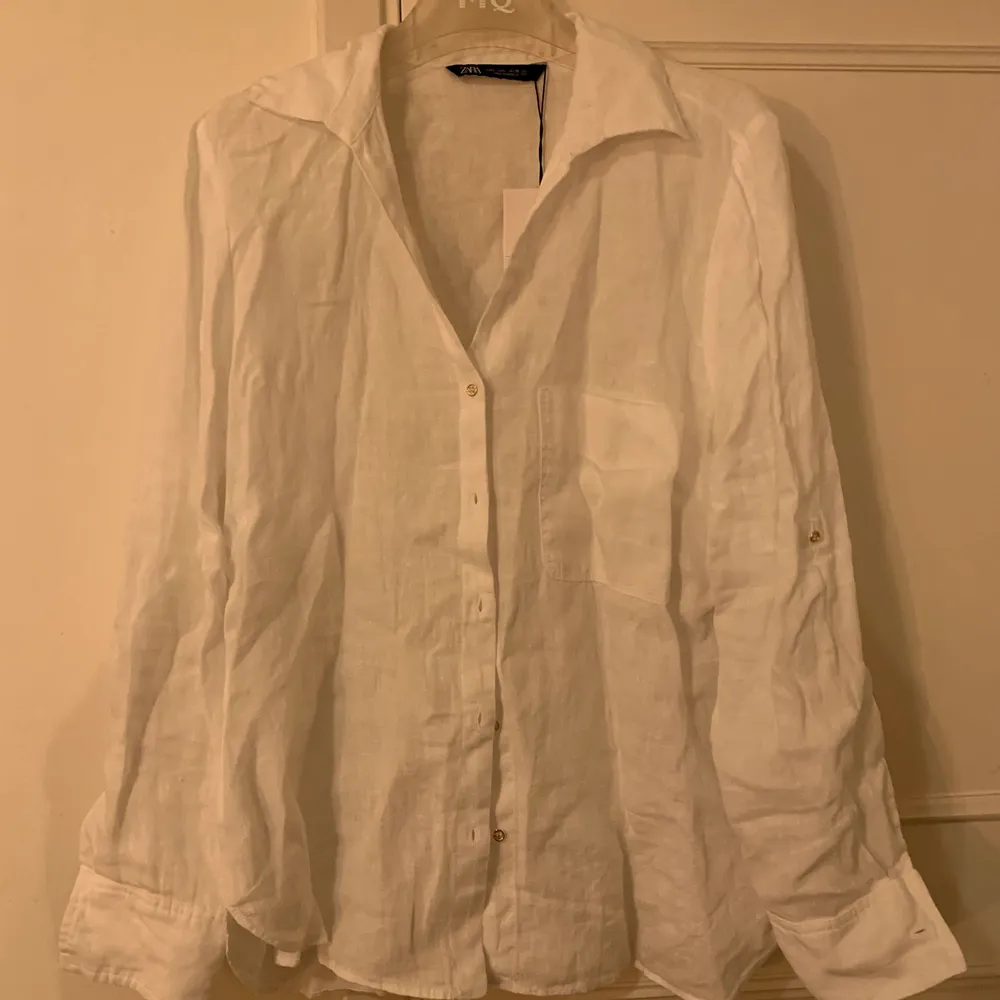 En superfin linneskjorta från ZARA som jag aldrig använt. Den är helt i nyskick och lappen sitter fortfarande kvar. Inköpspris: 299 kr. (OBS: Skjortan är liten i storleken! Den sitter bra på mig som vanligtvis har M)! . Skjortor.