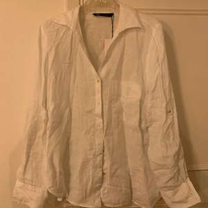 En superfin linneskjorta från ZARA som jag aldrig använt. Den är helt i nyskick och lappen sitter fortfarande kvar. Inköpspris: 299 kr. (OBS: Skjortan är liten i storleken! Den sitter bra på mig som vanligtvis har M)! 