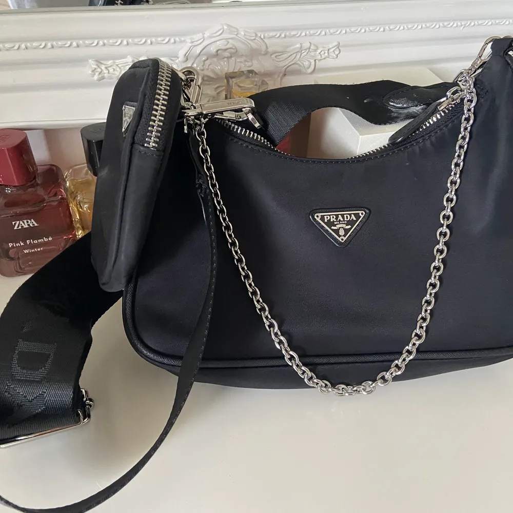 Prada väska i A kopia, använt typ Max 5 ggr så den är i jättebra skick, köptes för 1300kr säljer för 500kr. Kommer med låda och dustbag . Väskor.