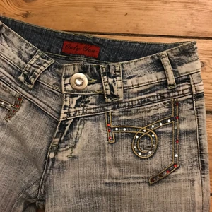 y2k jeans - intressekoll på dessa skit coola lågmidjade jeansen, är inte säker på om jag vill sälja dom än så därav är det intressekoll, många fina detaljer man kan även vika ner byxorna om man vill. Innerbenslängden uppvikta 77cm, nervikta 87cm