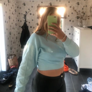 Blå cropped hoddie  - Blå cropped hoddie från Bershka. När jag beställde så trodde jag inte att den var croppad så har inte använt den så mycket 