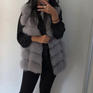 Pälsväst - Grå pälsväst köpt på garoff. Storlek s. Nypris 2500. Mitt pris 900kr. Pris kan diskuteras vid snabb affär! Kunden står för frakt men kan även mötas i örebro 🌸