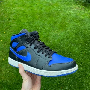 Jordan 1 Mid Hyper Royal (2020) - Jordan 1 Hyper Royal (2020) Storlek 45. Använda varsamt och inte många gånger vilket betyder att skorna är i gott skick.