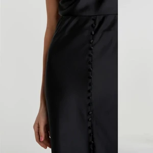 Strl 32 - Säljer nu denna jätte fina kjol💕 som används max två gånger nu i sommar. Otroligt fin med nån randig tjoktröja och ett par enkla skor ner till. Den är i strl 32 men är väldig t stretchig eftersom att dem passar mig som är mellan 34/36 ! (Köparen stor för frakt)