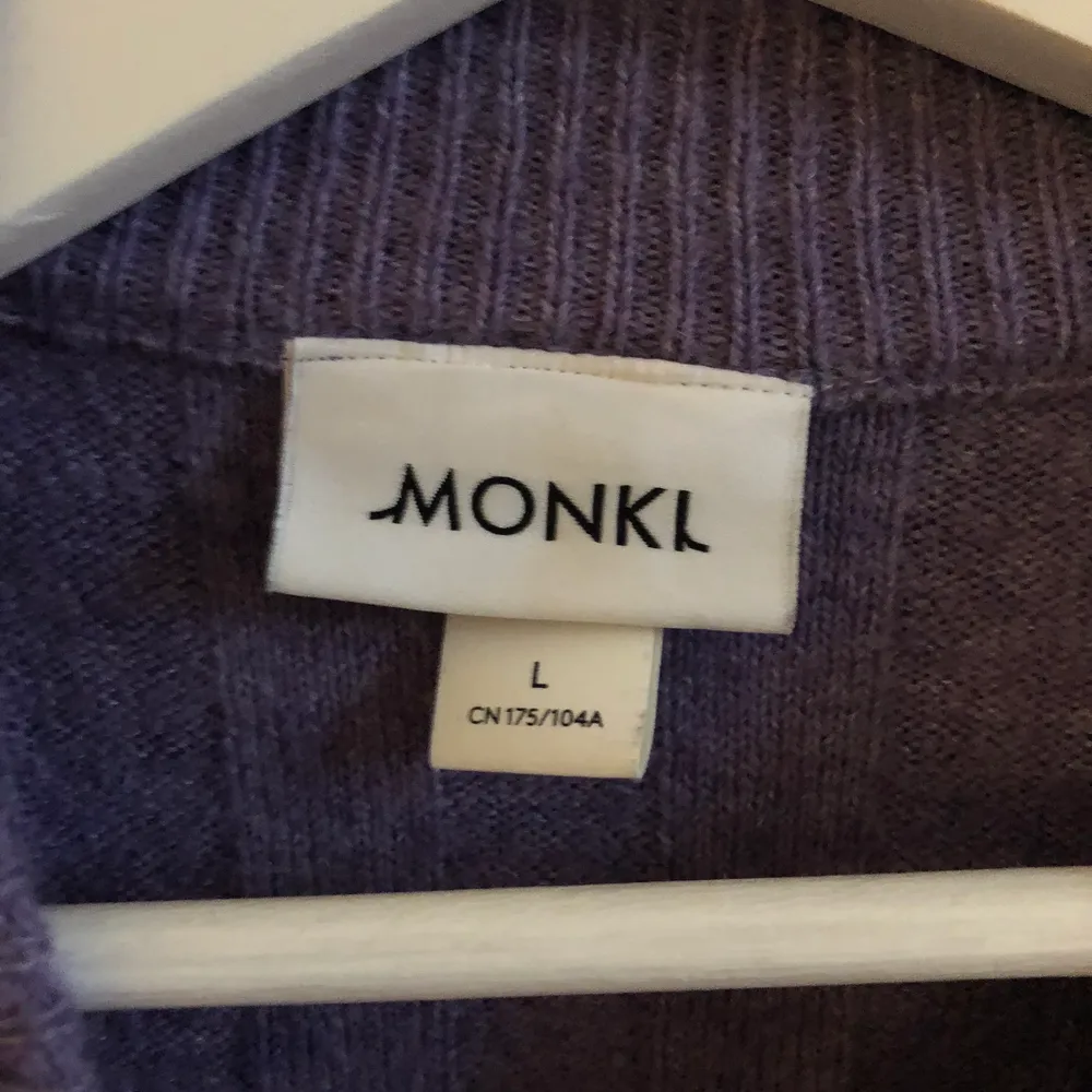 Grymt fin lila stickad tröja från monki som knappt är använd. Köparen står för frakten! (:. Stickat.