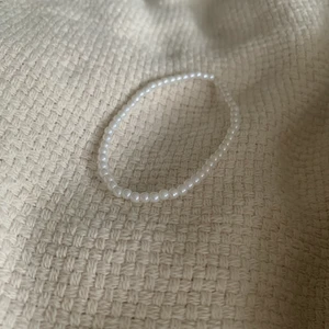 Vitt enkelt armband - Ett fint och enkelt armband🤍Fri frakt på beställningar över   80kr📦Följ våran instagram där det finns mer information em_smycken där också💗