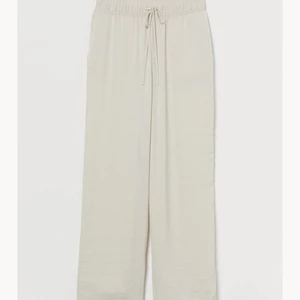 Linnebyxor - Ett par ljusbeige linnebyxor. Använda endast 1 gång pogrund av att de vart för korta i benen. (Jag har naturligt långa ben) 