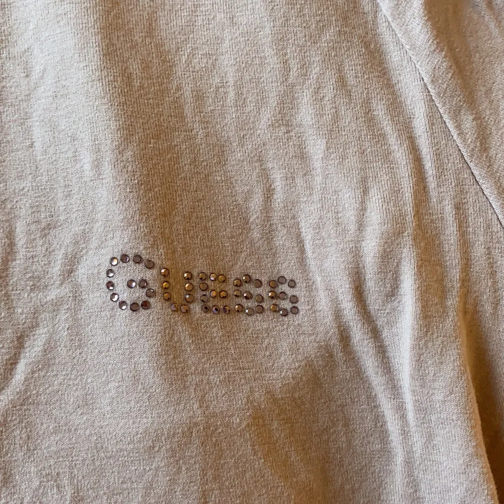 Puderrosa vintage tshirt från guess köpt secondhand. St 3 men sitter bra på mig som har xs/s. Frakt tillkommer🥰. T-shirts.