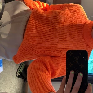 Orange neon stickad i strl xs/s - Jättefin stickad tröja som är i neon orange färg😍Den är otroligt skön, inga fläckar. Den är i strl xs men skulle även säga s den sitter inte tajt alls