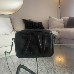 Zadig & Voiltare väska - Säljer min svarta Zadig & Voiltare XS boxy initials bag som jag köpte för snart ett års sen. Den har tyvärr inte kommit till så mycket användning så den är i gott skick☺️ Nypris 2299kr. Skriv om du vill ha bild på närmare håll!