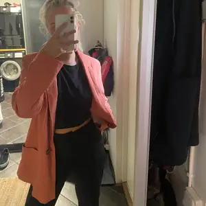 En snygg och oanvänd blazer från hm. Kommer tyvärr inte till användning men sitter super snyggt och oversized 🧡🧡     (pris plus frakt)