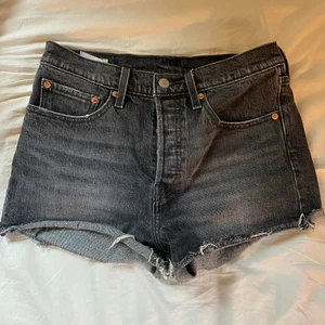 Levis shorts - Snygga Levis shorts i storlek W26. Passar mig som har W26/W27 annars eller S i jeans. Använts en del men är i gott skick. Bud i kommentarerna fram tills 1/9.