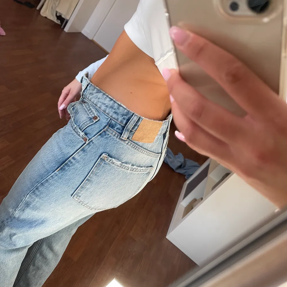 Så fina jeans från zara storlek 38, de nuddar precis marken för mig och jag är 173 ❤️ . Jeans & Byxor.