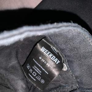 super fina jeans från Weekday i modellen Rowe. Använt ett fåtal gånger men har inte någon användning för de längre. Längden är bra på mig och är ca 165<33