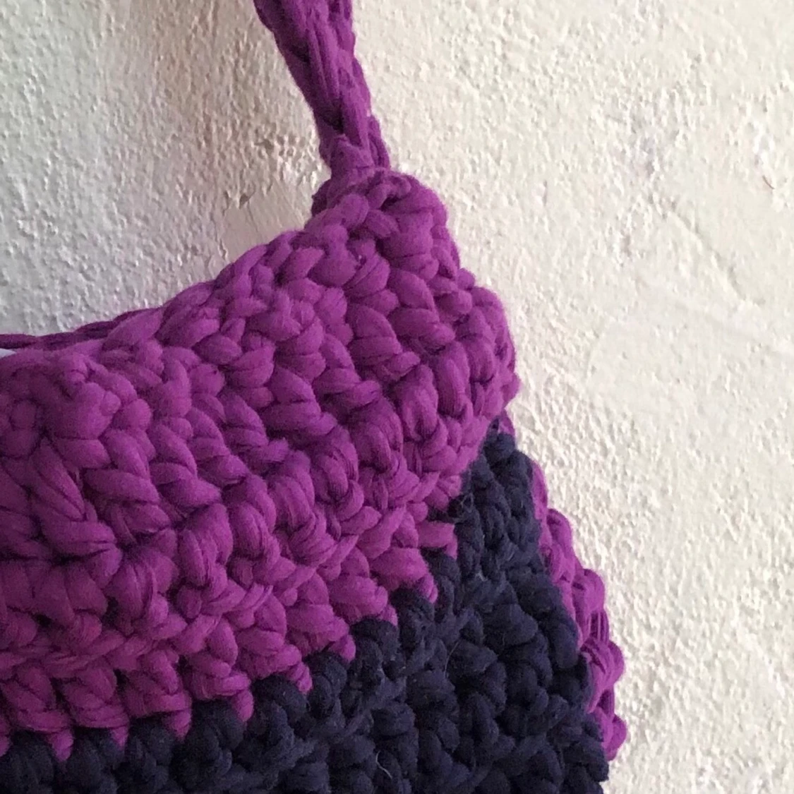 handgjord virkad väska 🤍💜 - 91