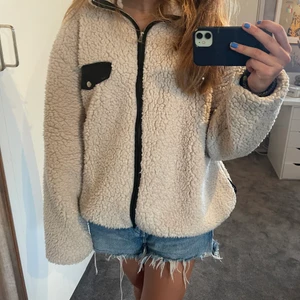 Jacka - Snyggaste jackan från Lindex, den är slutsåld är så sjukt snygg nu till hösten💕Passar till allt, och är i bra skick❣️storlek M men S funkar toppen också