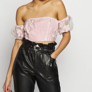 Topp, LAPP på (tror jag?) - Fint skick, som ny. Säljer ut massor, som är köpt från Zalando. En del har prislapp kvar annat är dock använt någon gång. ALLT ska bort, skriv gärna bud. Säg till om du måste ha bild på något, men allt ser exakt ut som bild