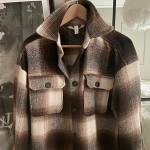 Jacka - En höstjacka, använd 2 gånger, säljer pågrund av att jag ej använder den!! Du står för frakten själv